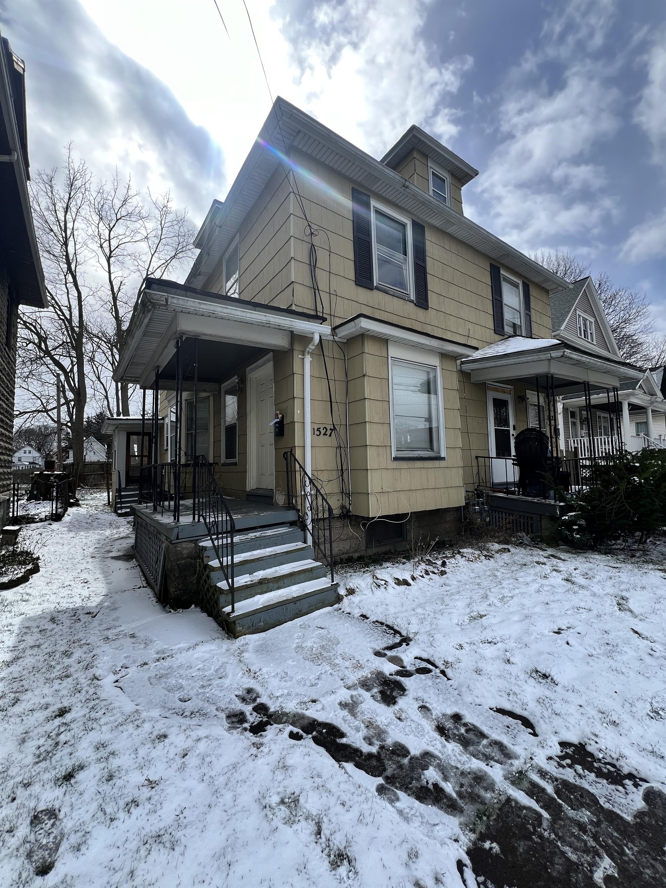 1525-1527 Clifford Avenue - 1527