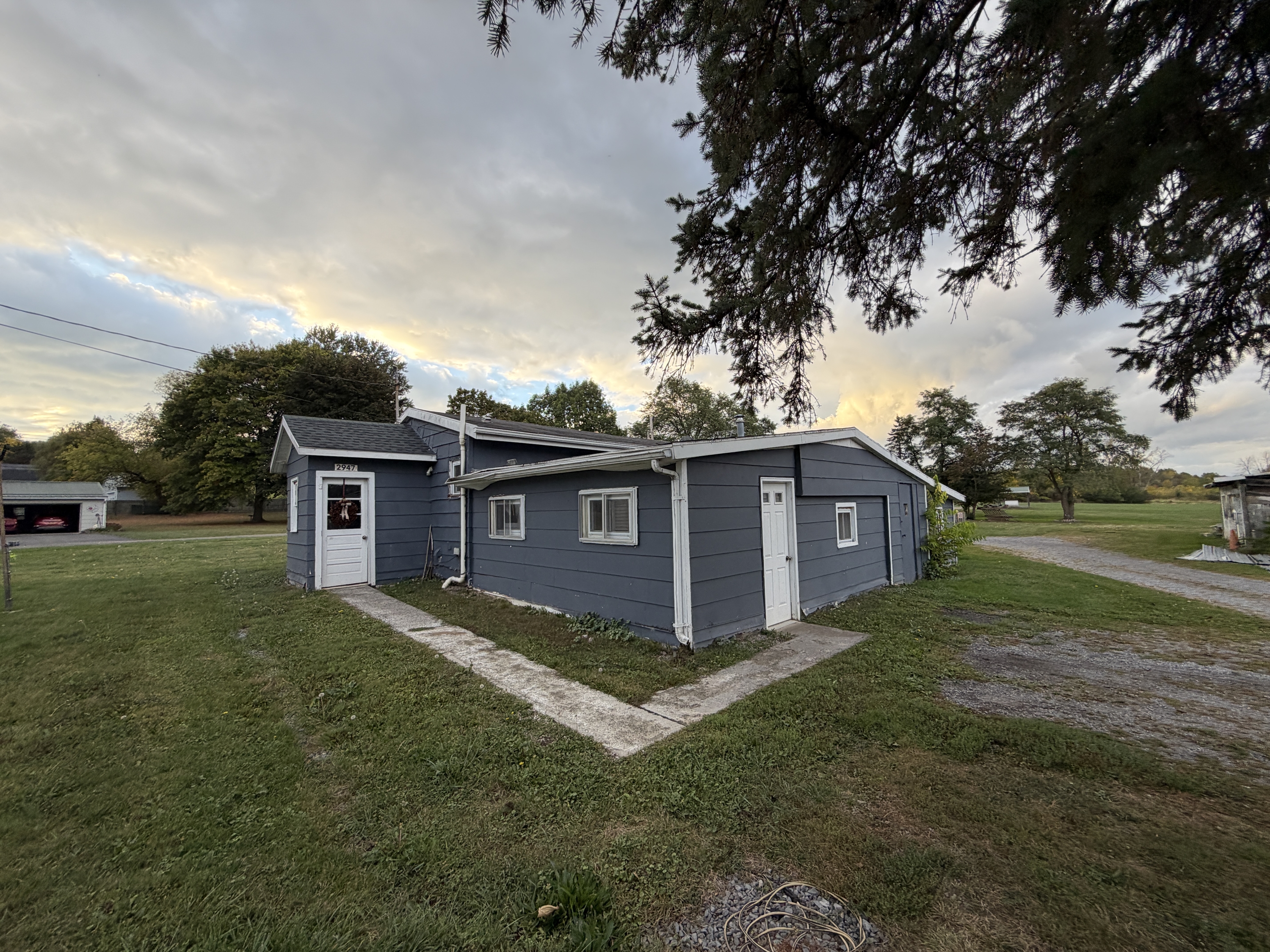 2947 Canandaigua Street - House